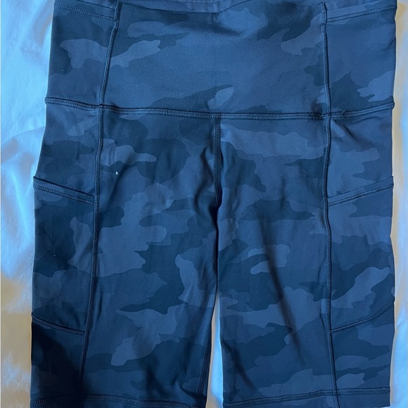 lululemon Womens Camo Black 8” size 6 Bike Shorts with pockets - Picture 6 of 6